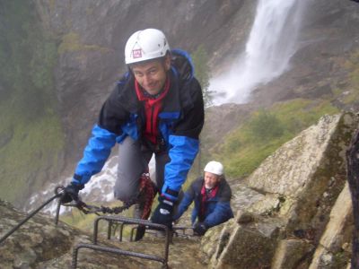 014-Auf Trittbuegeln durch den Klettersteig Lehner Wasserfall